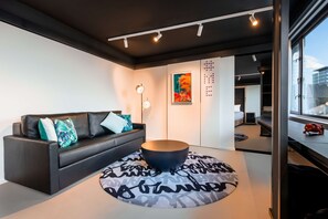 Una cassaforte in camera, una scrivania, tende oscuranti