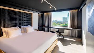 Pengeskab på værelset, skrivebord, mørklægningsgardiner, lydisolering