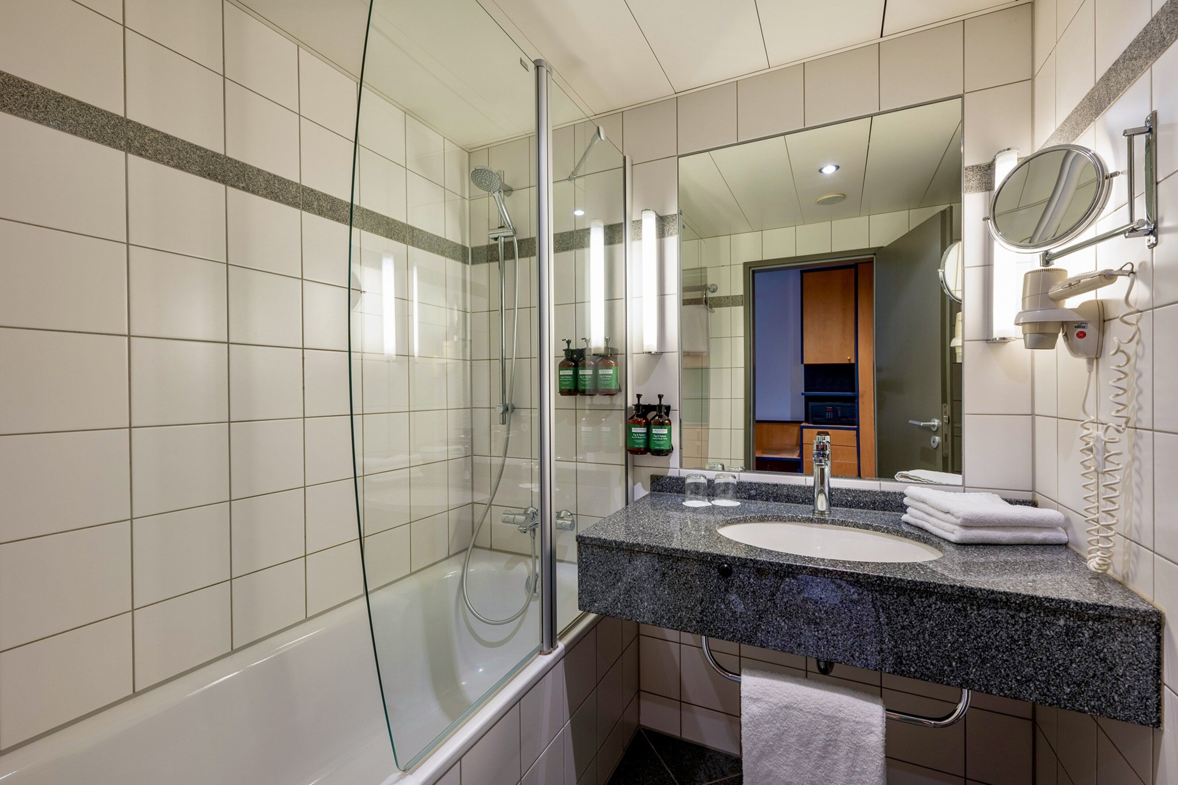 combined shower/bathtub, eco-friendly toiletries, hair dryer, towels