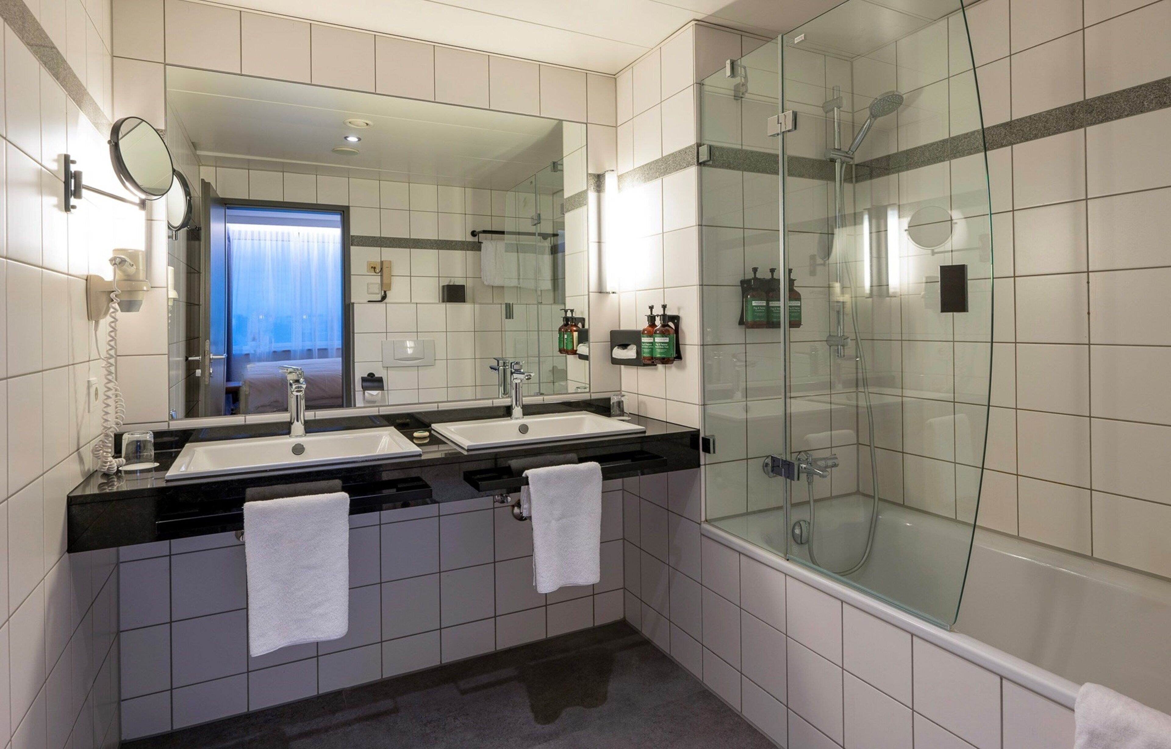 combined shower/bathtub, eco-friendly toiletries, hair dryer, towels