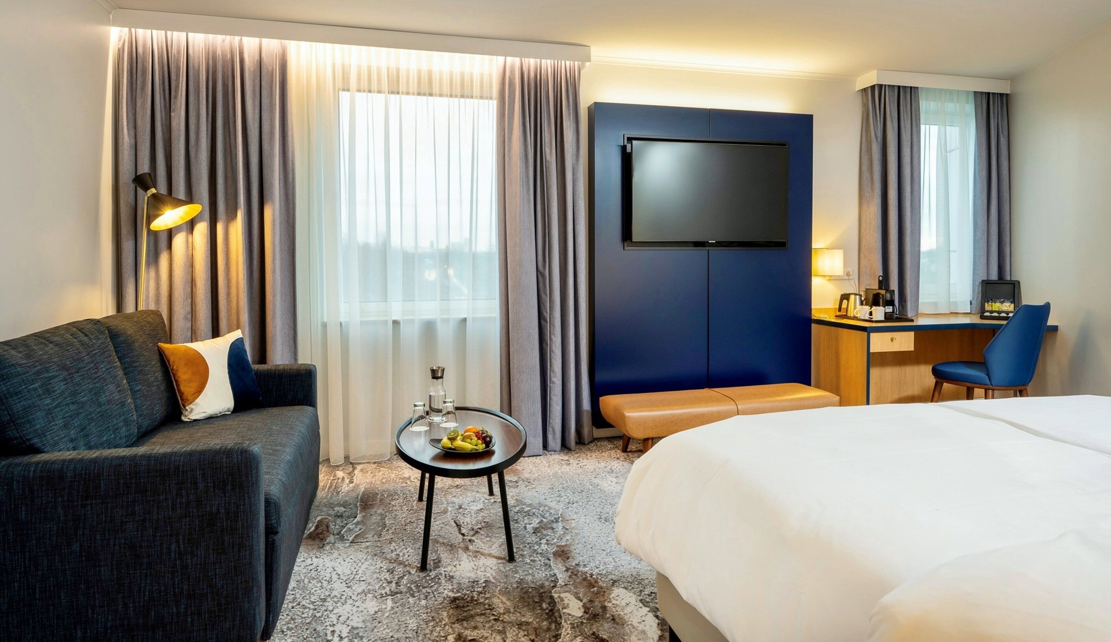 premium room, 1 king bed | 1 bedroom, premium bedding, in-room safe, desk