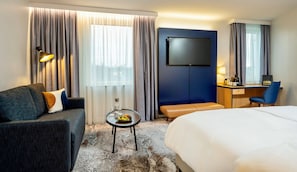 Premium Room, 1 King Bed | Premium bedding, in-room safe, desk, laptop workspace - voco Dusseldorf Seestern by IHG (Düsseldorf)