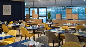 Desayuno buffet diario (EUR 22 por persona)