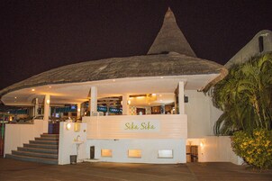 2 restaurantes; se sirven desayunos y cocina local e internacional 