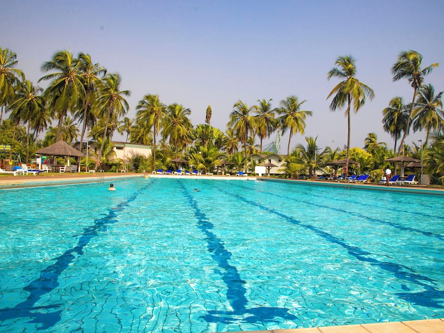 AuĂenpool, geöffnet von 07:00 Uhr bis 20:00 Uhr, Sonnenschirme