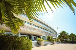 Vista frontal de la propiedad