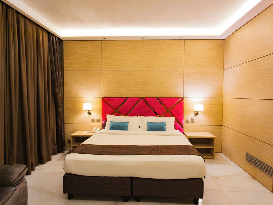 Quarto luxo | Frigobar, cofres nos quartos, escrivaninha, quartos à prova de som