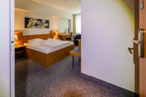 Quarto solteiro conforto | Roupas de cama antialérgicas, cofres nos quartos, escrivaninha