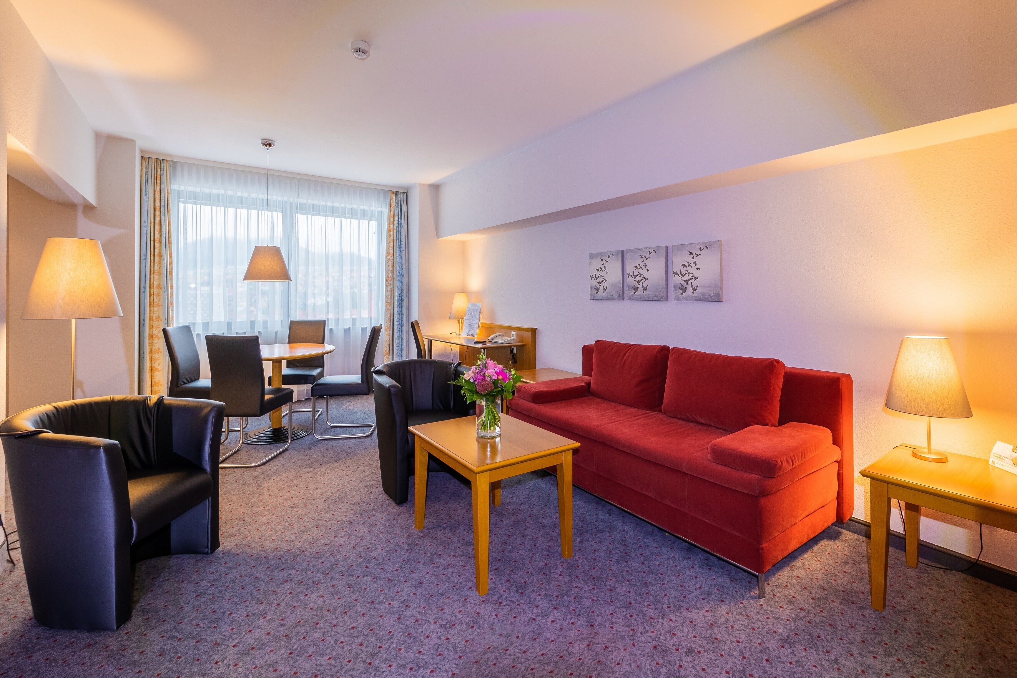 Suite | Wohnbereich | 42-Zoll-LCD-Fernseher mit Satellitenempfang, Fernseher, Pay-TV