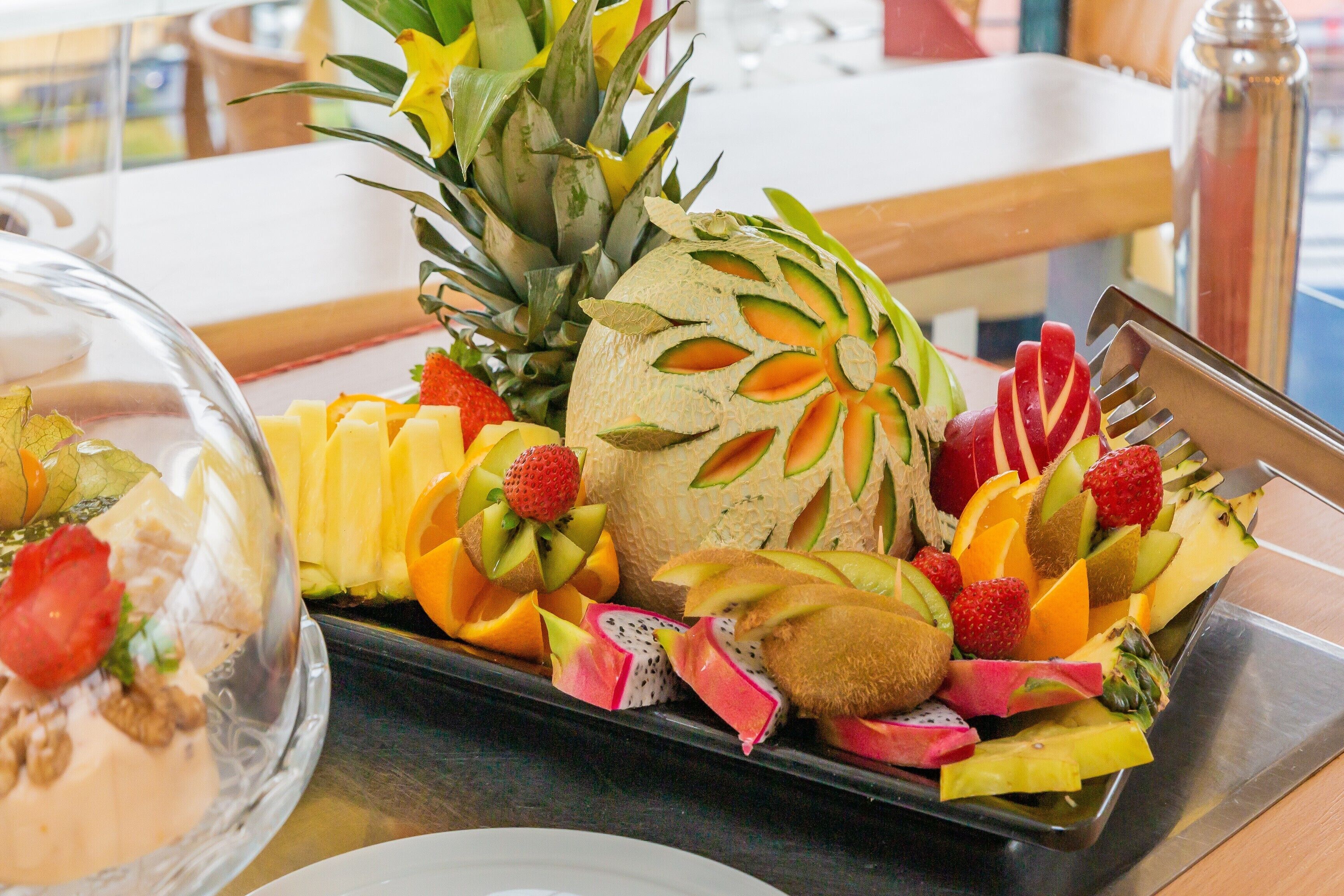 Un assortiment de fruits tropicaux présentés sur un plateau.