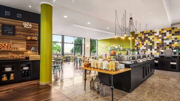 Päivittäinen buffetaamiainen (15 EUR per henkilö)