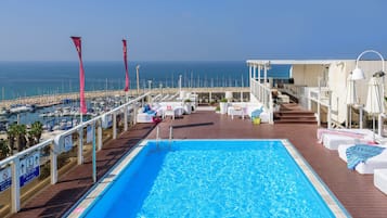 Una piscina al aire libre de temporada