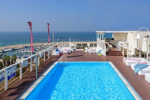 Una piscina al aire libre de temporada