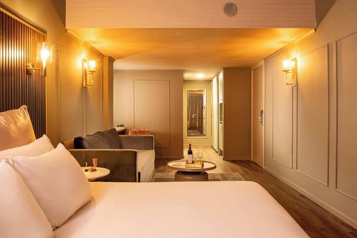 Minibar, in-room safe, desk, WiFi (free)