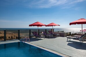 Hồ bơi ngoài trời phục vụ theo mùa 