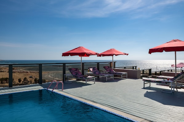 Una piscina al aire libre de temporada