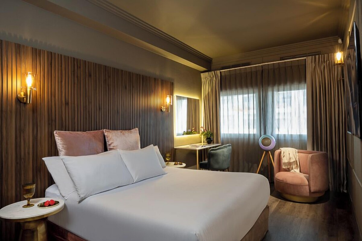 Minibar, in-room safe, desk, WiFi (free)