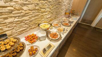 Desayuno buffet (EUR 16 por persona)