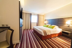 Standard Room, 1 King Bed | Premium bedding, minibar, in-room safe, blackout drapes