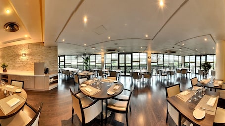 Se sirven desayunos, almuerzos y cenas; cocina francesa. Best Western Plus Palais Des Congres