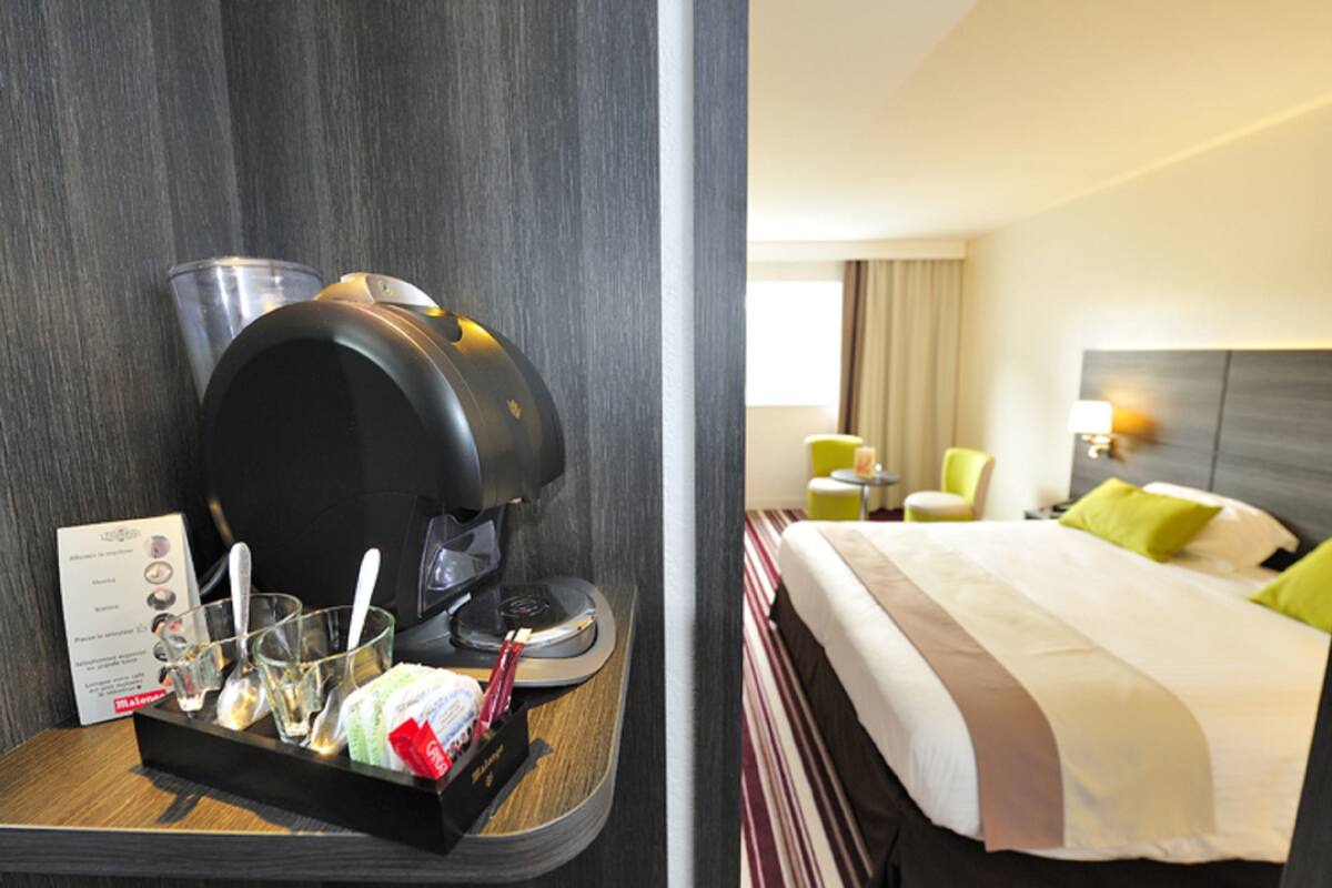 standard room, 1 king bed | premium bedding, minibar, in-room safe, desk