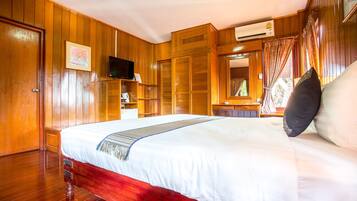 Junior Suite | 1 bedroom, minibar, in-room safe, blackout drapes