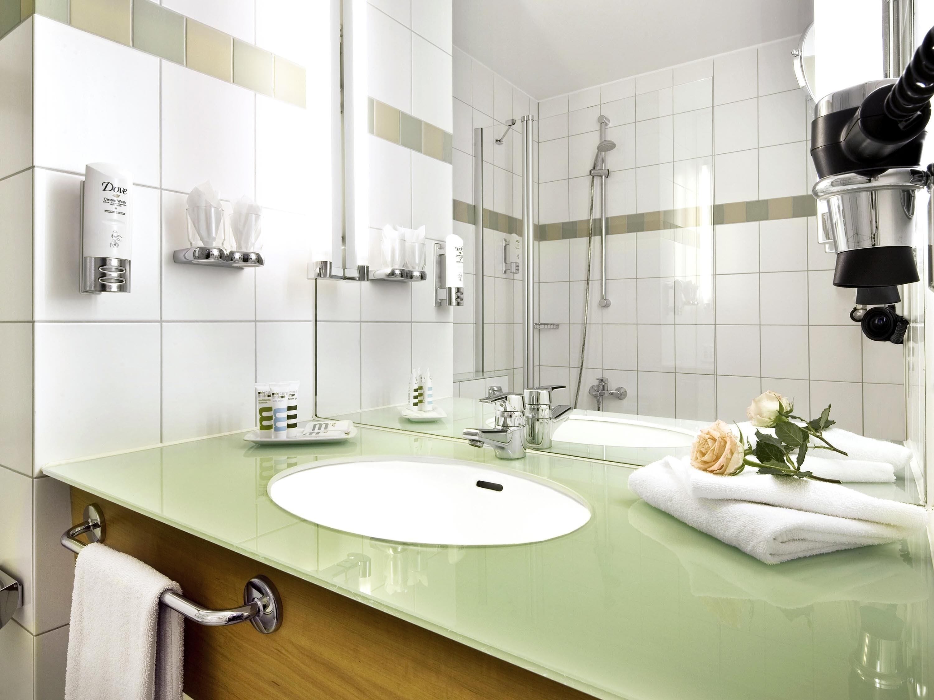 Shower, eco-friendly toiletries, towels