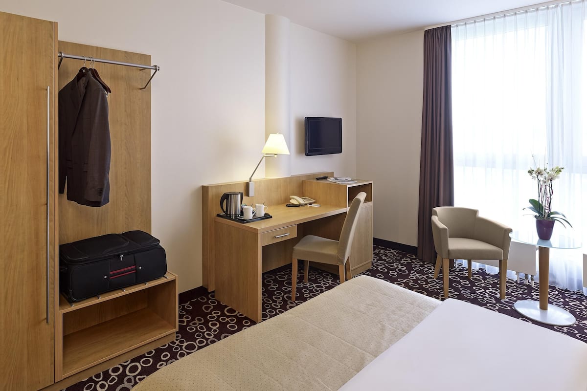 Hypo-allergenic bedding, minibar, in-room safe, desk