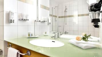 Dusche, umweltfreundliche Kosmetikartikel, Handtücher