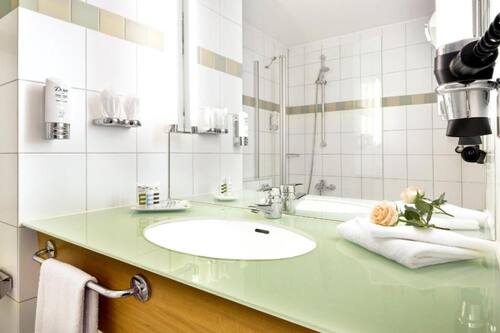 Shower, eco-friendly toiletries, towels