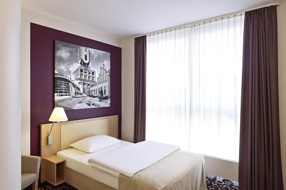 Standard Room, 1 Twin Bed | Hypo-allergenic bedding, minibar, in-room safe, desk