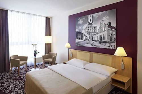 Hypo-allergenic bedding, minibar, in-room safe, desk
