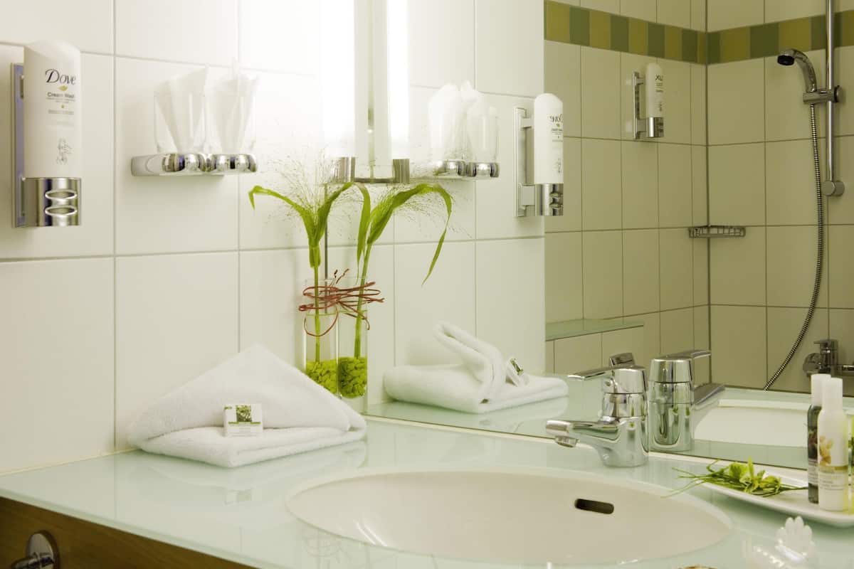 Hypo-allergenic bedding, minibar, in-room safe, desk