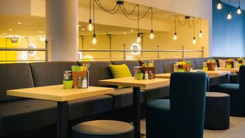 每日供应自助式早餐(每人 EUR 15)