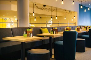 Petit déjeuner buffet (15 EUR par personne)