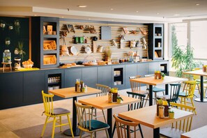Daily buffet breakfast for a fee - Vienna House Easy by Wyndham Coburg (Coburg)