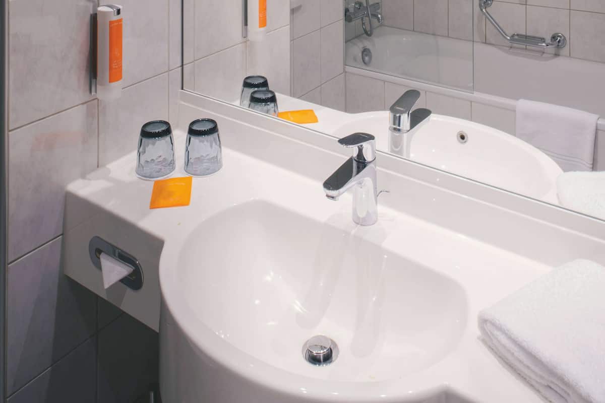 combined shower/bathtub, deep-soaking bathtub, hair dryer, towels