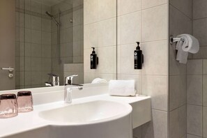 Combined shower/tub, deep soaking tub, hair dryer, towels