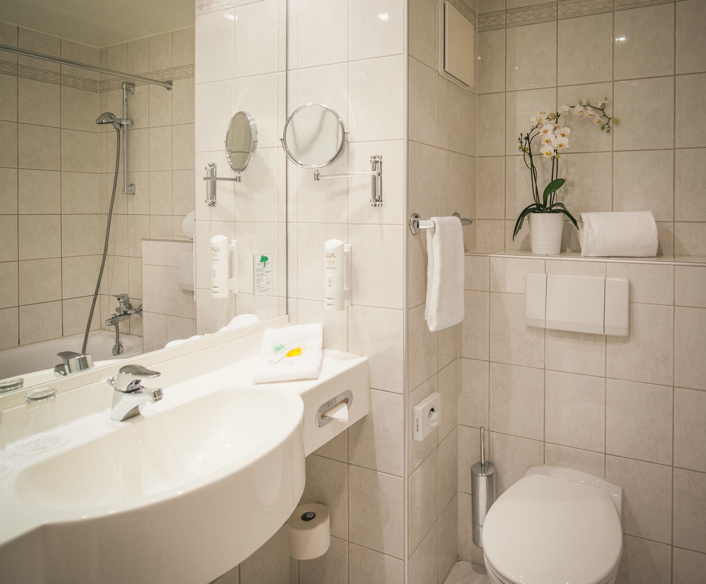 combined shower/bathtub, deep-soaking bathtub, hair dryer, towels