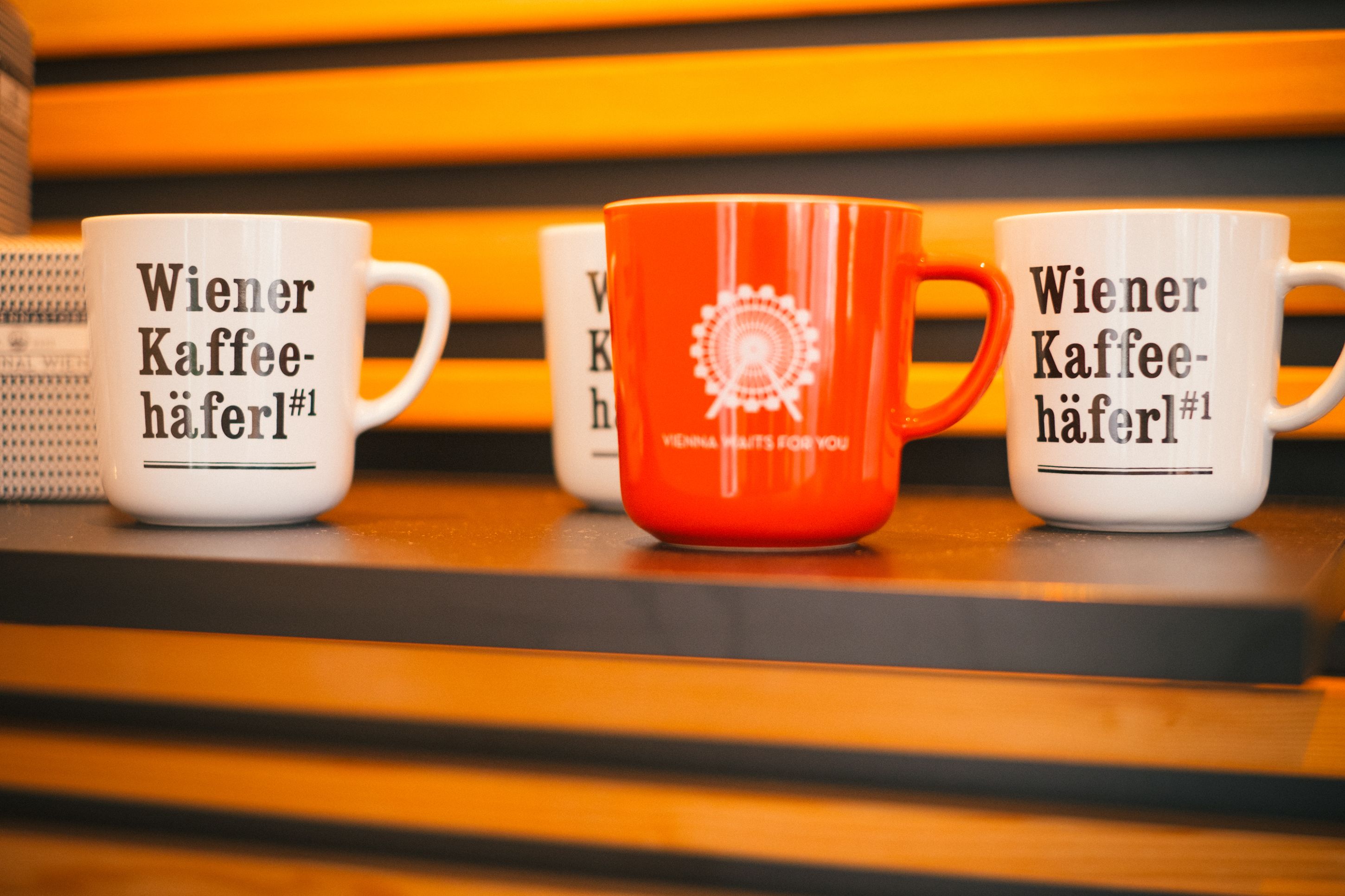 Tres tazas de café con texto.