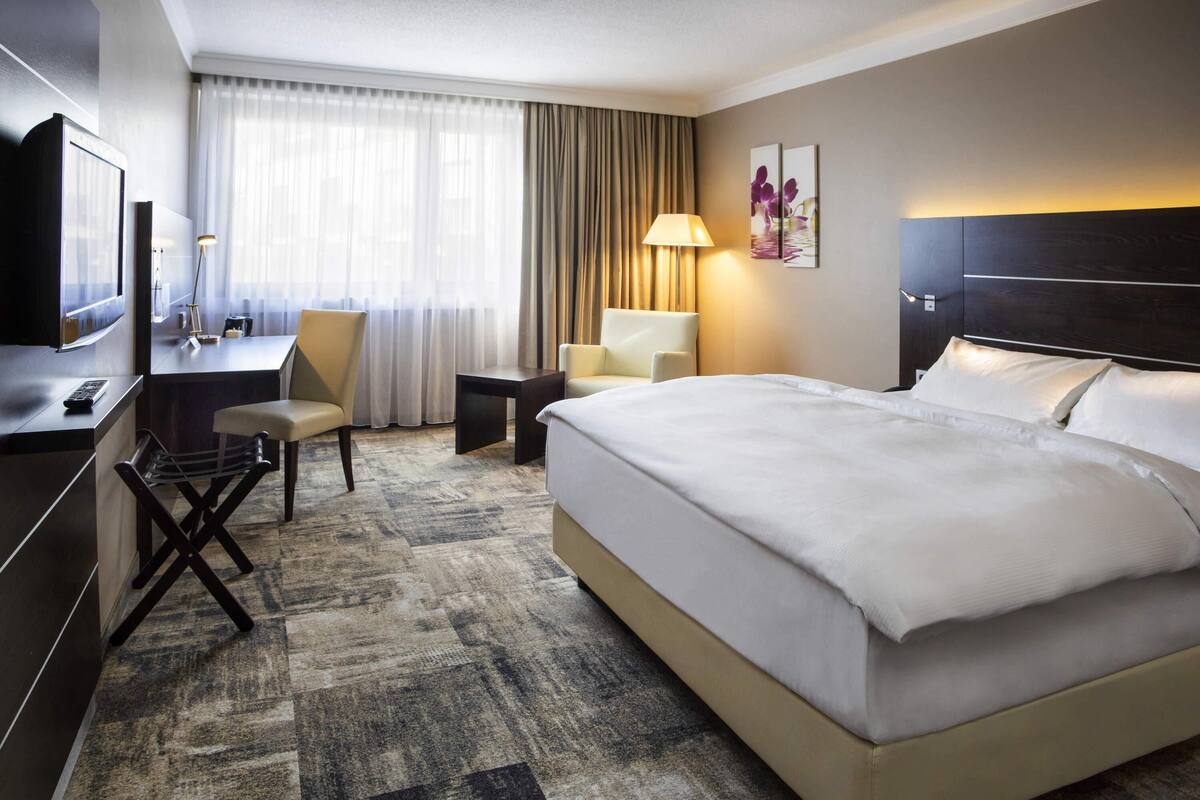 Hypo-allergenic bedding available, in-room safe, desk, blackout drapes