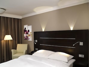 Hypo-allergenic bedding, in-room safe, desk, blackout drapes