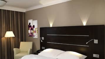 Hypo-allergenic bedding, in-room safe, desk, blackout drapes