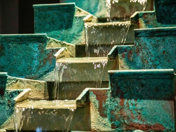 A series of water features with multiple tiers and flowing water. - Mercure Hotel Hamm (Hamm)
