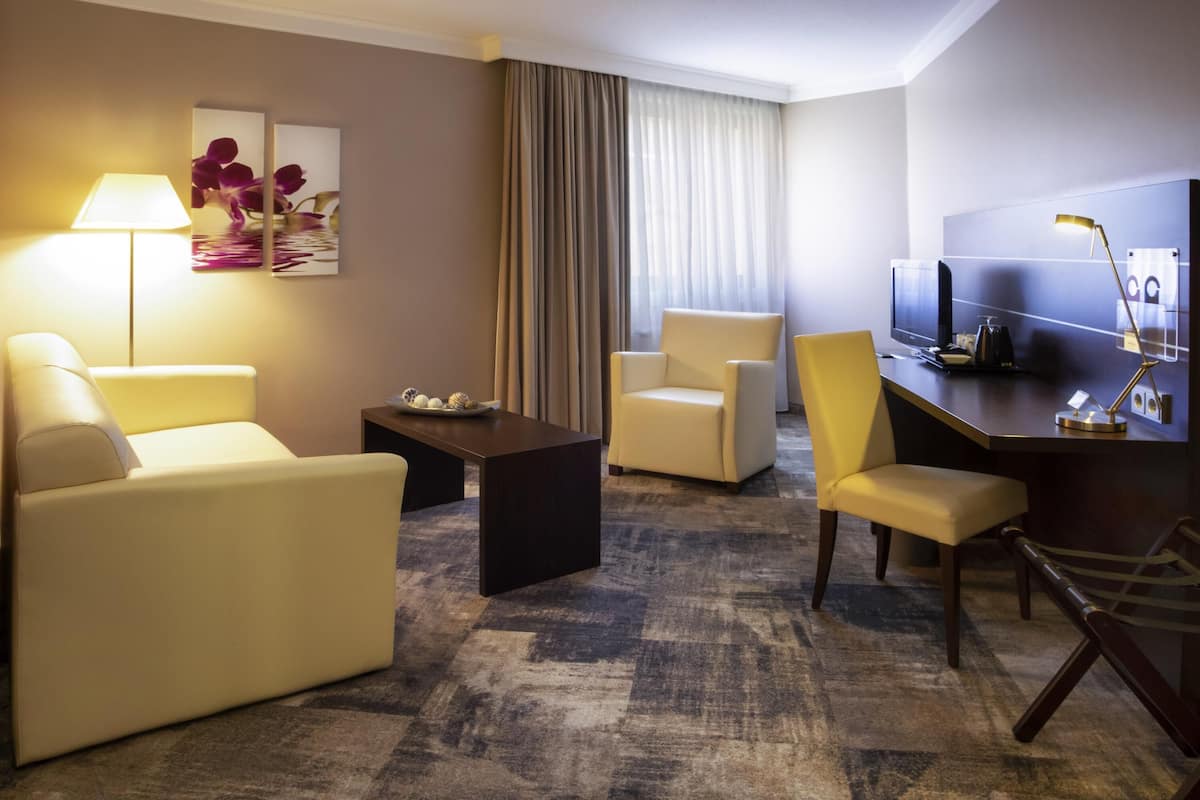 Svit Standard - 1 dubbelsÀng med bÀddsoffa (separate living and sleeping areas) | Allergitestade sÀngklÀder, vÀrdeförvaringsskÄp pÄ rummet och skrivbord