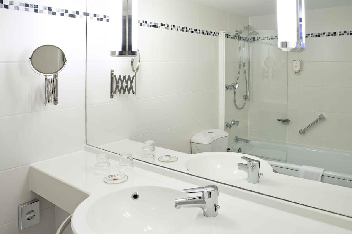 Allergikerbettwaren, Zimmersafe, Schreibtisch, Verdunkelungsvorhänge