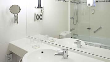 Hypo-allergenic bedding, in-room safe, desk, blackout curtains