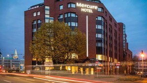A brick building with the sign 'Mercure HOTEL' on the facade, featuring multiple windows and a corner entrance. - Mercure Hotel Hamm (Hamm)