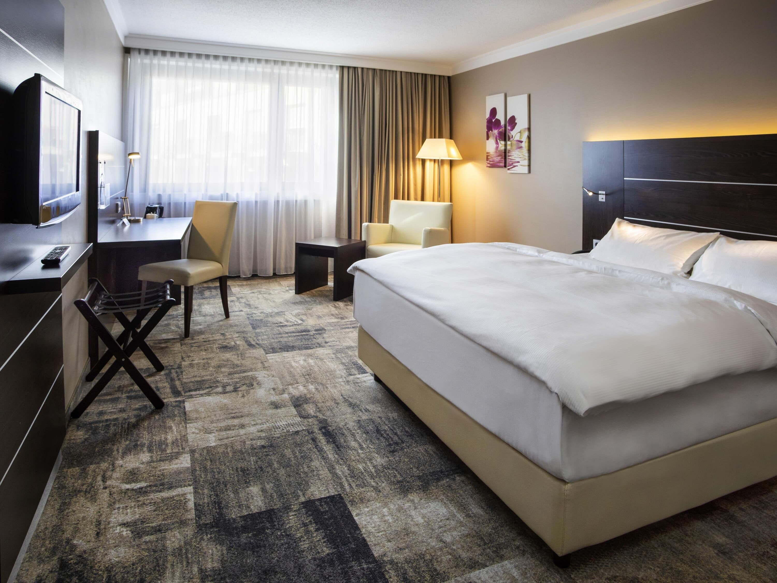 Hypo-allergenic bedding, in-room safe, desk, blackout drapes