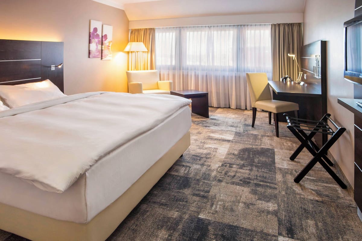 Privilege - Rum - 1 dubbelsÀng | Allergitestade sÀngklÀder, vÀrdeförvaringsskÄp pÄ rummet och skrivbord